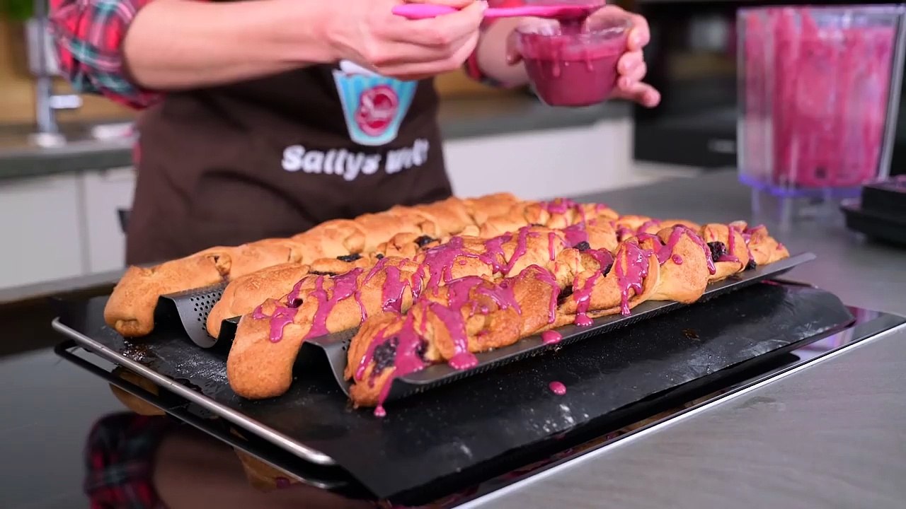 Zimtzöpfe aus Hefeteig mit Brombeeren
