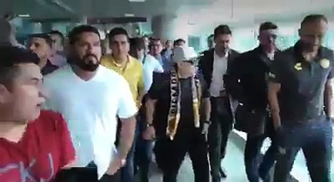 Maradona apartó así a un aficionado que buscaba la foto en el aeropuerto de Culiacán.