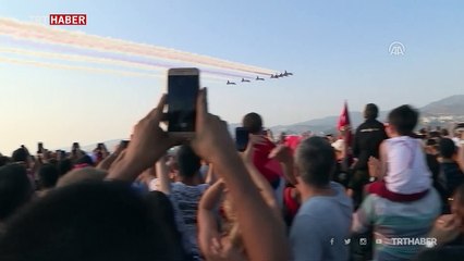 Türk Yıldızları'ndan İzmir'de muhteşem gösteri