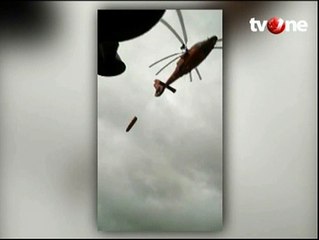 Video herunterladen: Proses Evakuasi Korban AirAsia oleh Basarnas dari KRI Yos Sudarso 353