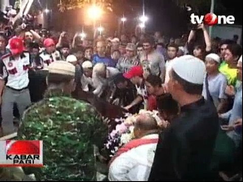 Pemakaman Pramugari AirAsia Dibanjiri Ratusan Pelayat