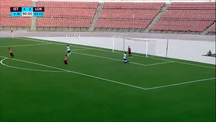 Ce gardien de but fait une grosse boulette mais va avoir beaucoup de chance