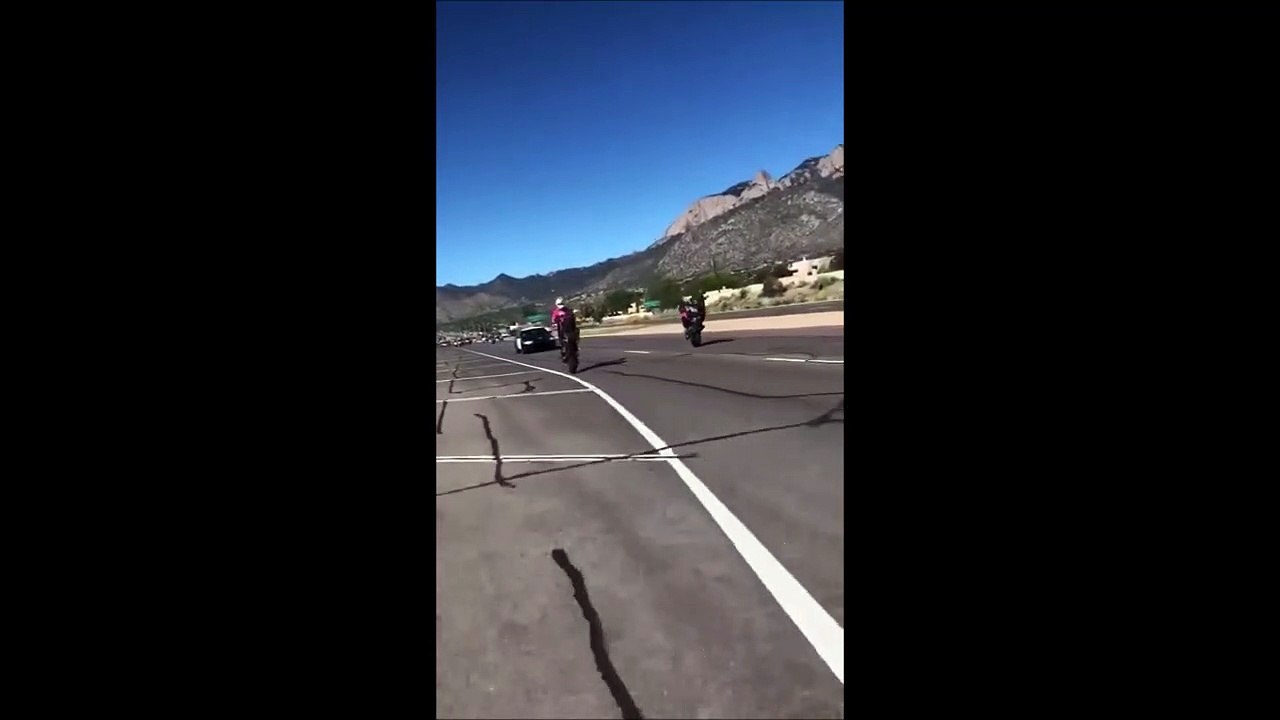 Quand un policier sort son arme simplement parce qu'un motard fait une roue...