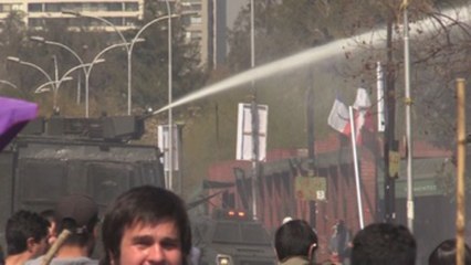 Marcha de chilenos conmemora el 45 aniversario del golpe de Estado
