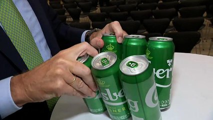 Carlsberg sustituirá las anillas de plástico de sus latas por pegamento