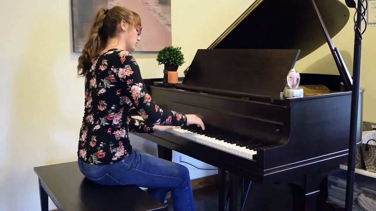2) Chanson enfantine France Comptine.  À Paris sur un petit cheval gris