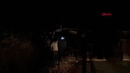 Kocaeli Devrilen Tır'dan Çıkan 2 Kişi, Ambulansı Görünce Olay Yerinden Kaçtı