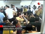 Suasana Haru Keluarga Penumpang AirAsia QZ8501 di Bandara Juanda