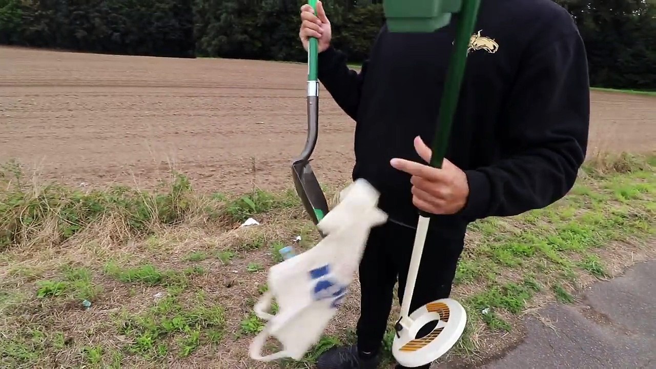 SCHÄDEL BEI SCHATZSUCHE GEFUNDEN !!! | PrankBrosTV