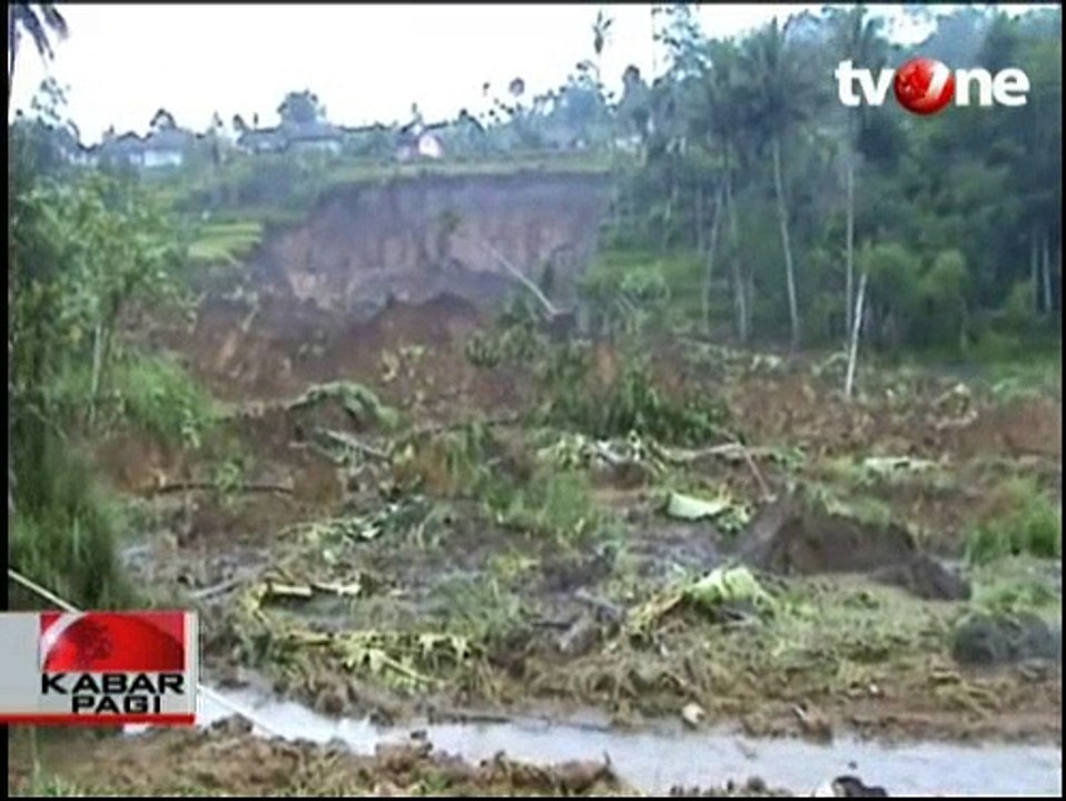 Tebing Setinggi 70 Meter Longsor Timbun Puluhan Hektar Sawah dan 1 Rumah
