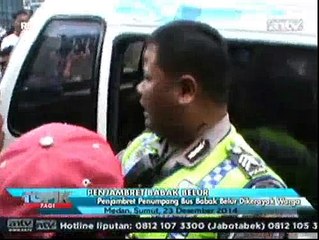 Tải video: Penjambret Penumpang Bus Babak Belur Dikeroyok Warga