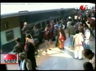 Kera Ini Berusaha Selamatkan Nyawa Temannya