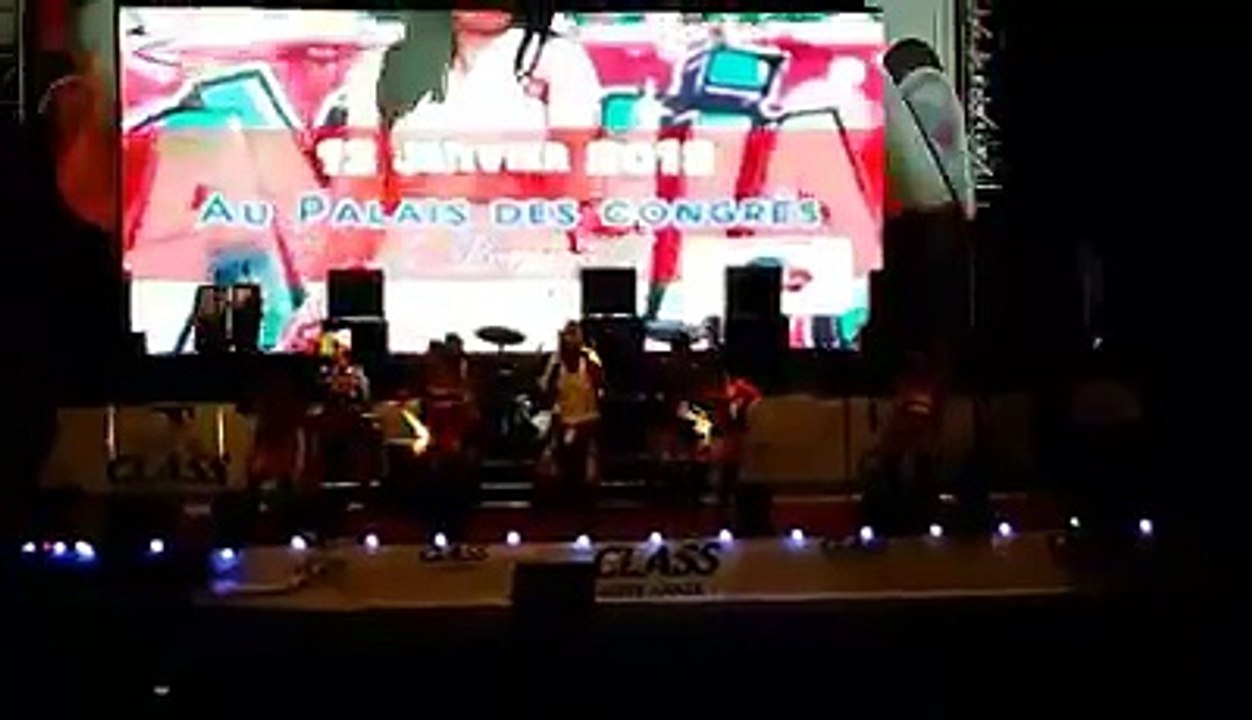 Le show commence avec Kingoli