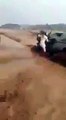 شباب جرئ في السعودية ينقذ رجل مسن من السيول