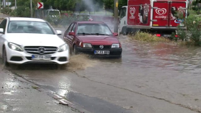 Aniden bastıran yağmur yolları göle çevirdi