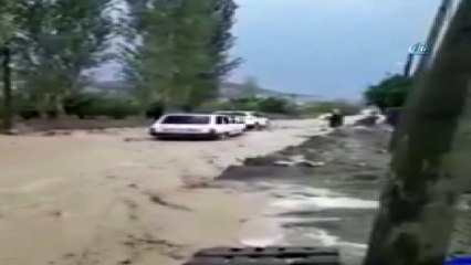 Elmalı’da yağmur yağdı,yol dere yatağına döndü