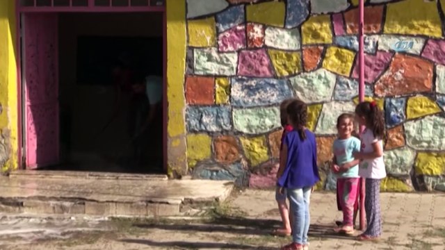 Öğretmenler duvar boyayıp, kapı pencere sildi