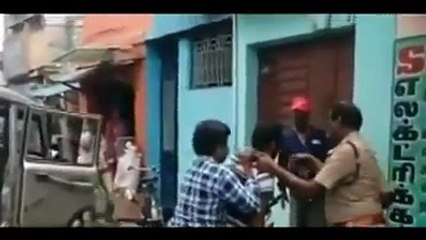 தப்ப முயன்ற புல்லட்டை பொடணியில் அடித்து தூக்கிச் சென்ற போலீஸ்-வீடியோ