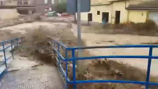 La histórica riada de Cebolla desata el pánico entre sus vecinos