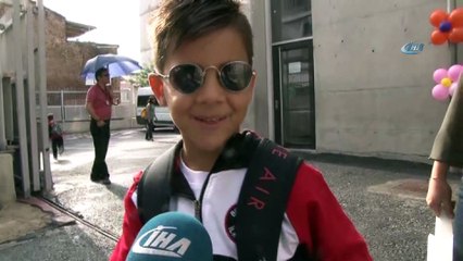 Minikler aileleri ile okulların yolunu tuttu