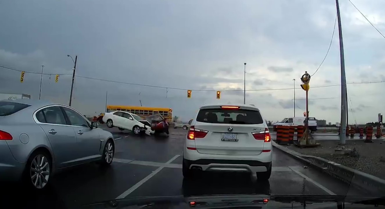 Violent accident entre deux voitures à un carrefour