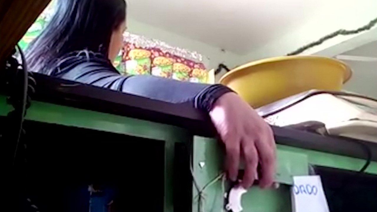 Une voleuse se prend une tapette à souris en essayant de prendre dans la caisse