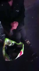 Elle tague des croix gammées sur un véhicule de la Stib avec des excréments