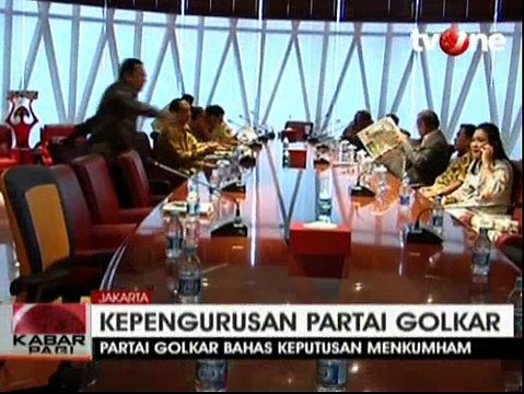 Aburizal Akan Berupaya Komunikasi Dengan Kubu Agung