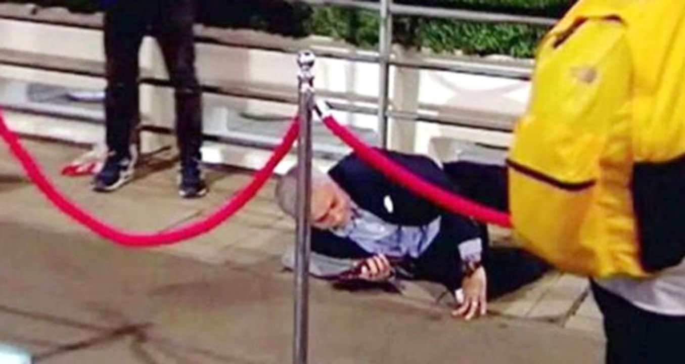 Manchester United Teknik Direktörü Jose Mourinho, Maçı İzlemeye Giderken Yere Kapaklandı