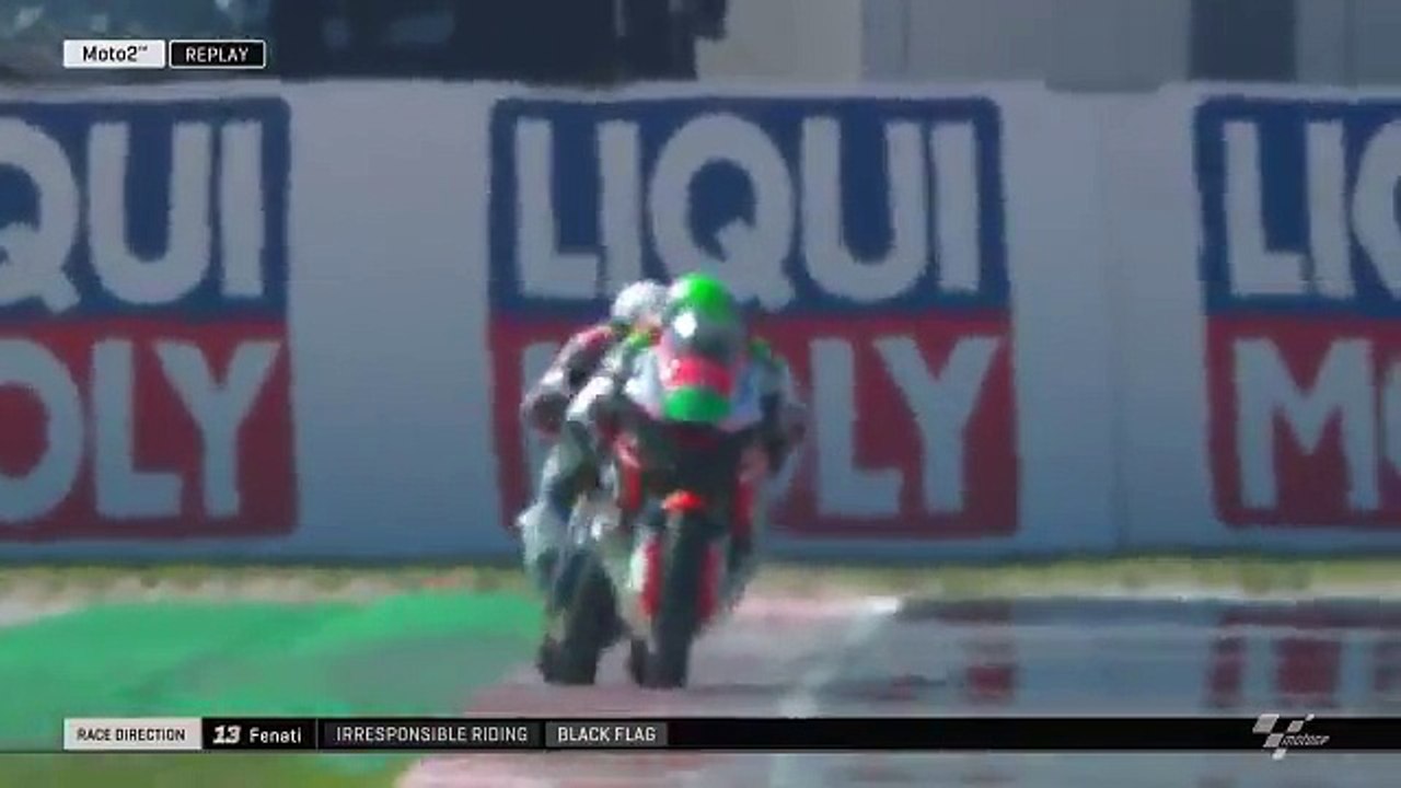 Romano Fenati appuie sur le frein d'un adversaire (Moto2)