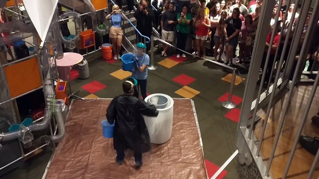 Verser de l'eau chaude dans de l'azote liquide