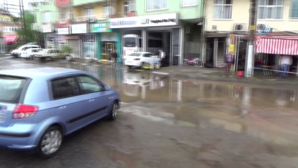 Aşırı yağışlar su baskınlarına yol açtı