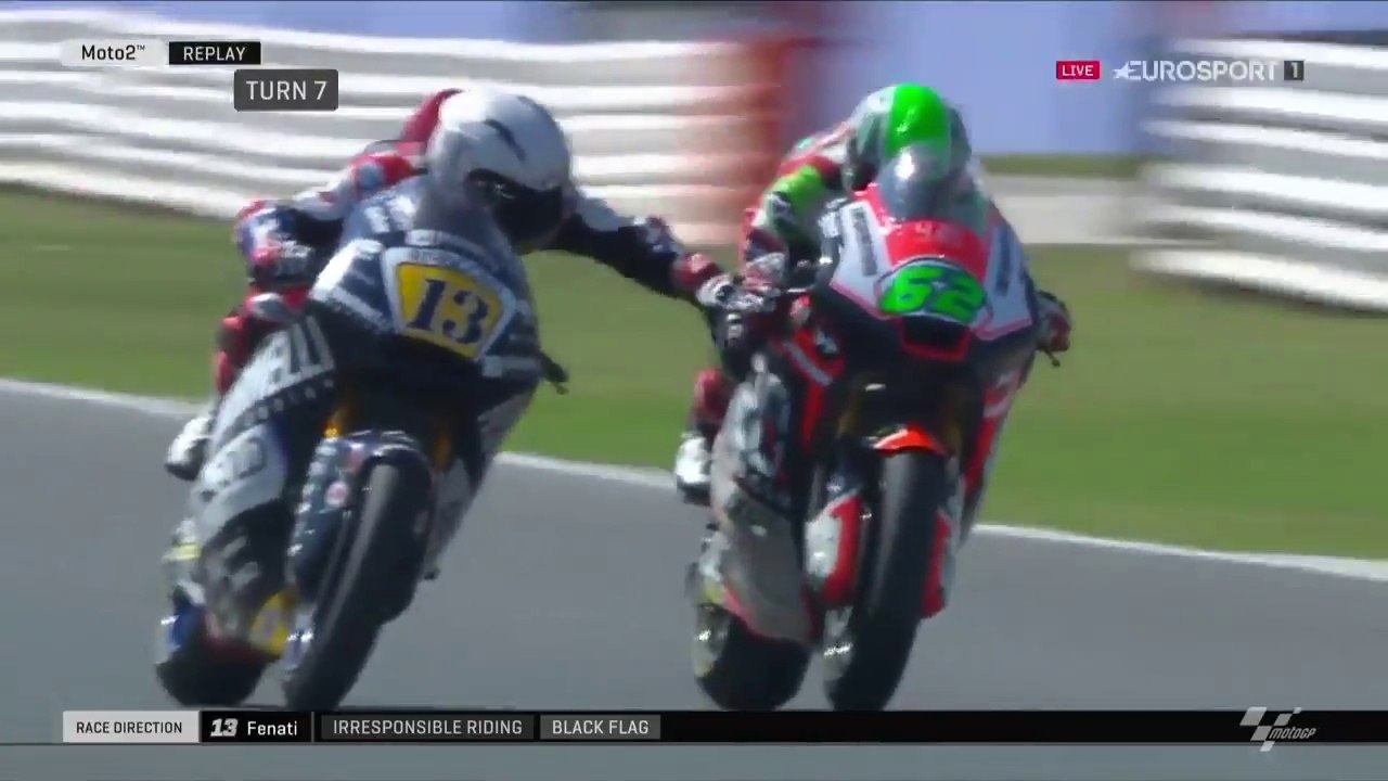 Le pilote de moto Fenati appuie sur le levier de frein de son adversaire en ligne droite