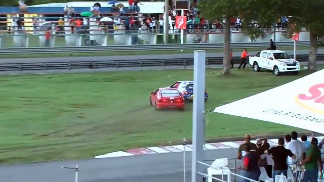 Un pilote se fait éjecter après avoir percuté un arbre !