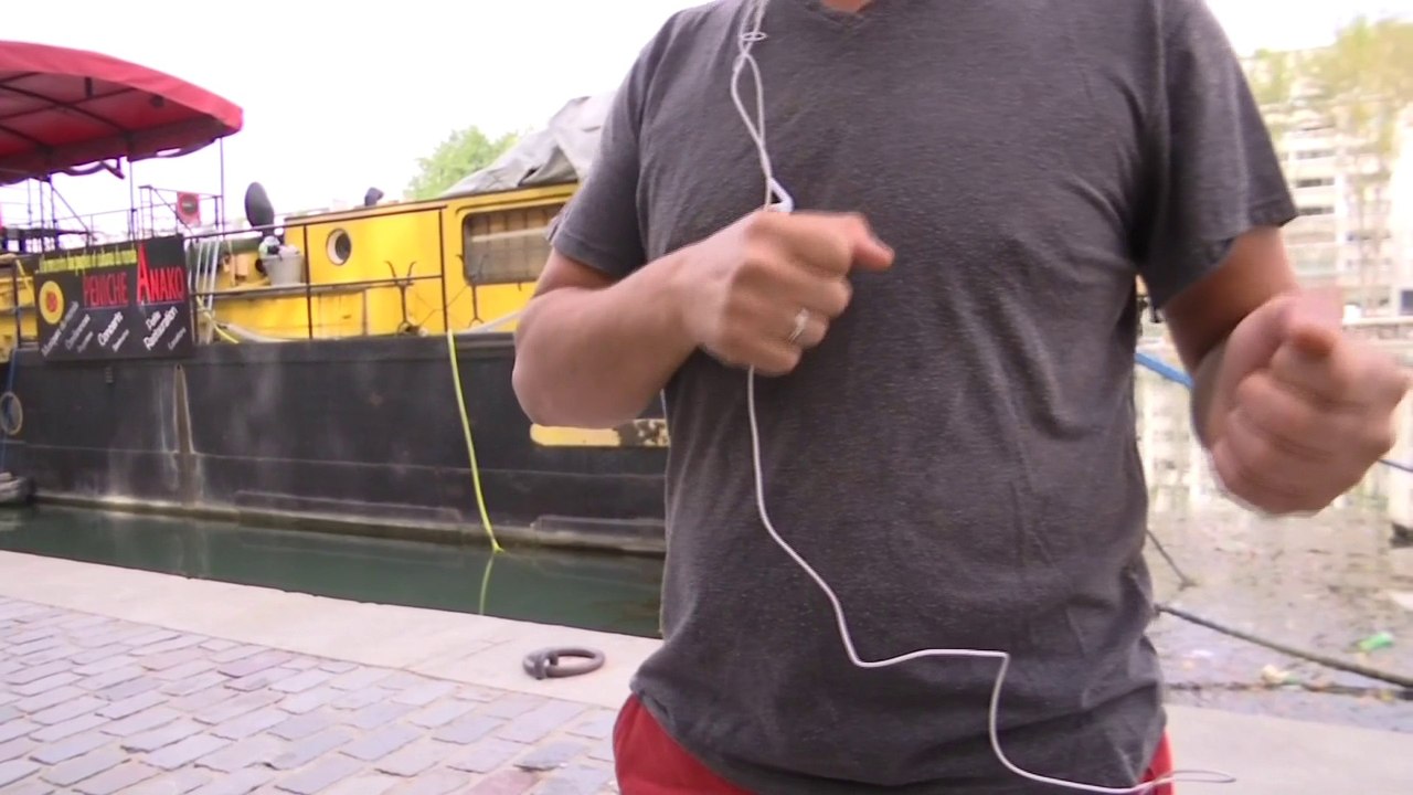 Attaque au couteau à Paris: "J'ai arraché le couteau de sa main", raconte Smaïn