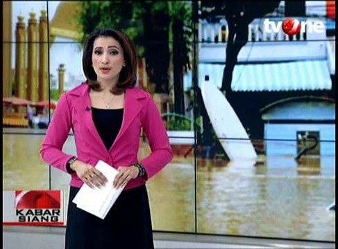 Sebuah Alat Berat Terbawa Arus Deras Sungai Serayu