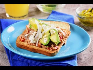 Pan Tostado, Frijoles con Chorizo y Aguacate