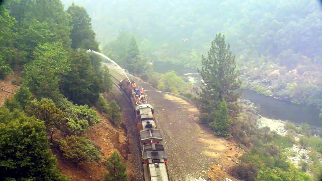 Des pompiers ingénieux stoppent un incendie de forêt à bord d'un train en Californie