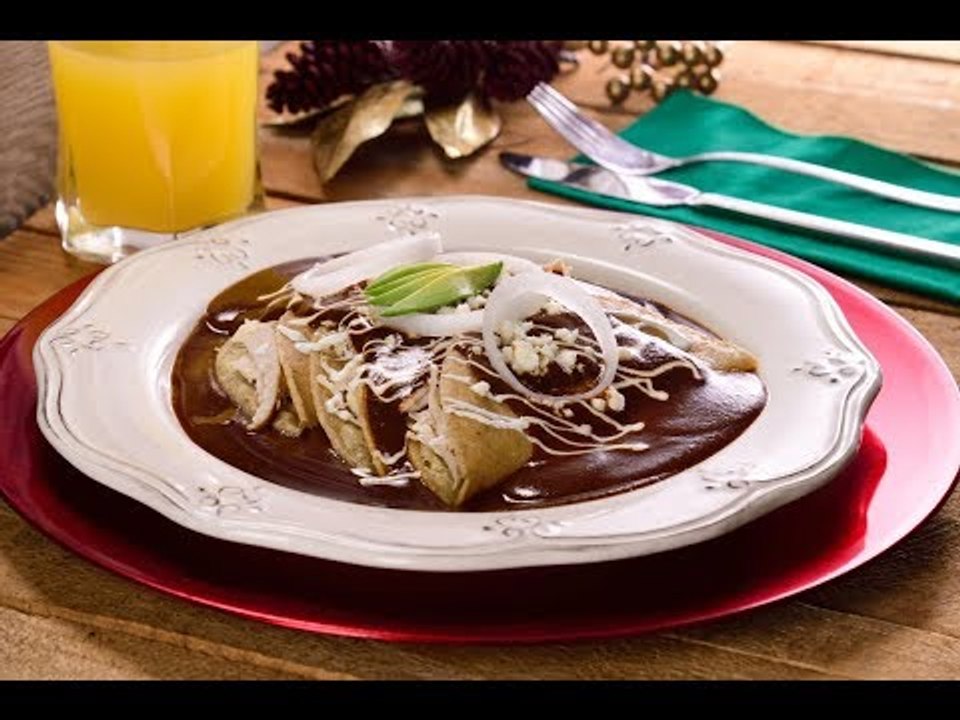 Enmoladas de Pavo | Tortilla rellena de Pavo en Mole