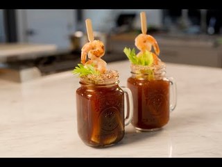 下载视频: Michelada con Clamato y Camarones | Cerveza CUBANA con camarones