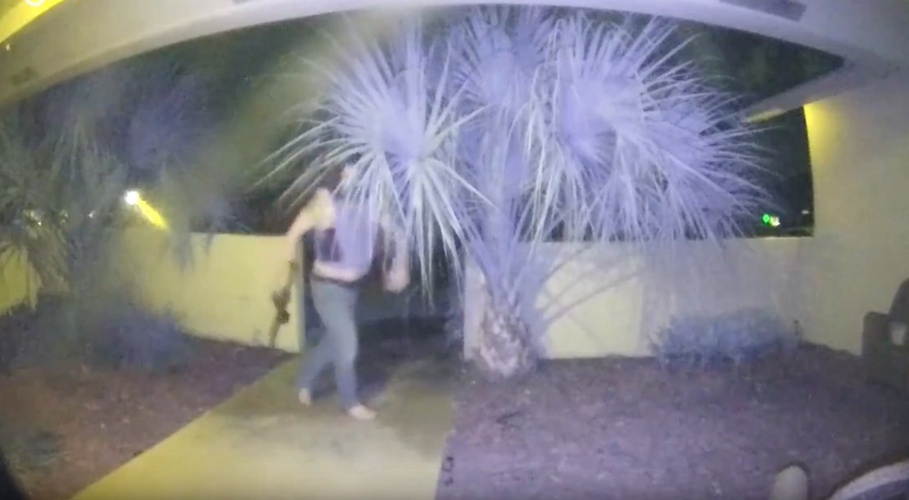 Muni d'un fusil d'assaut un homme sonne en pleine nuit chez une famille en Floride