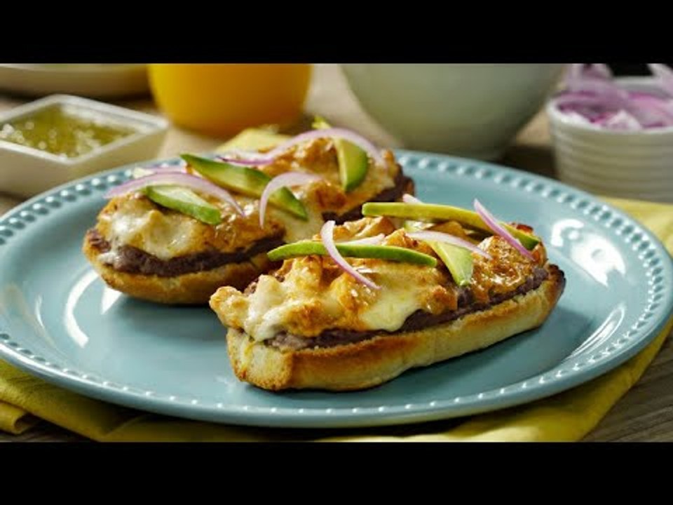 Molletes con Pollo al Chipotle
