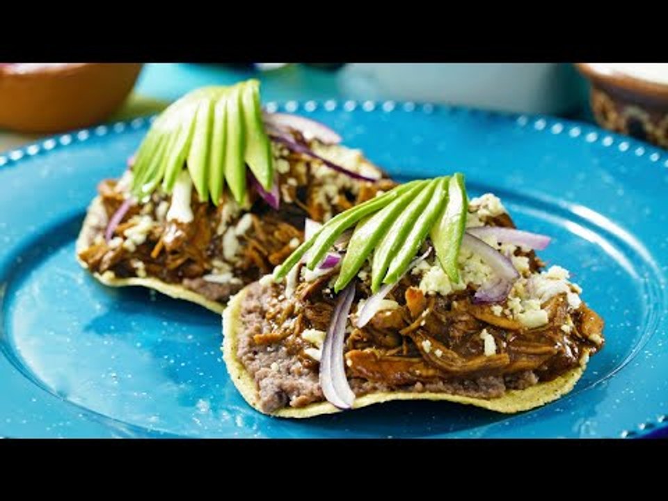 Tostadas de Pollo con Mole