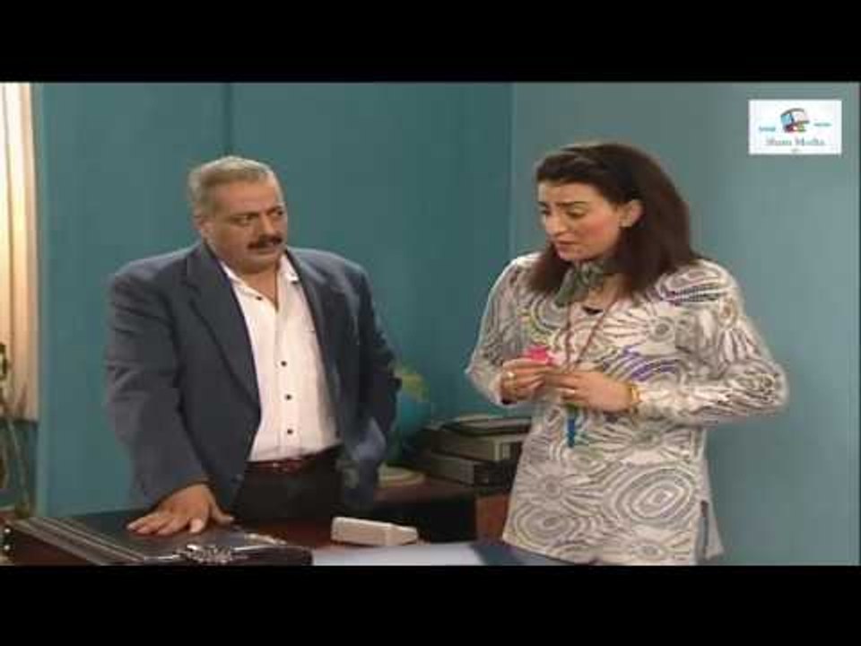 شو عم تعمل السكرتيرة امل بمكتب السيد المدير ؟؟؟...