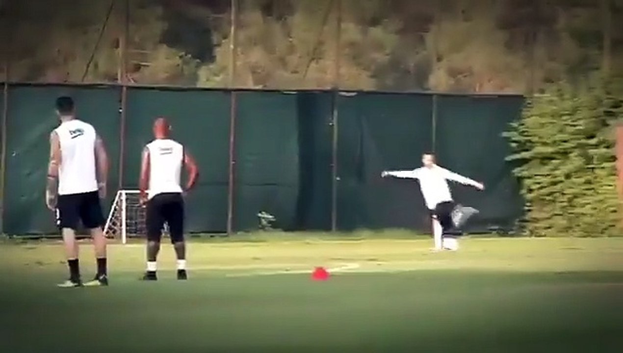 VÍDEO: Quaresma marca golaço e deixa um recado