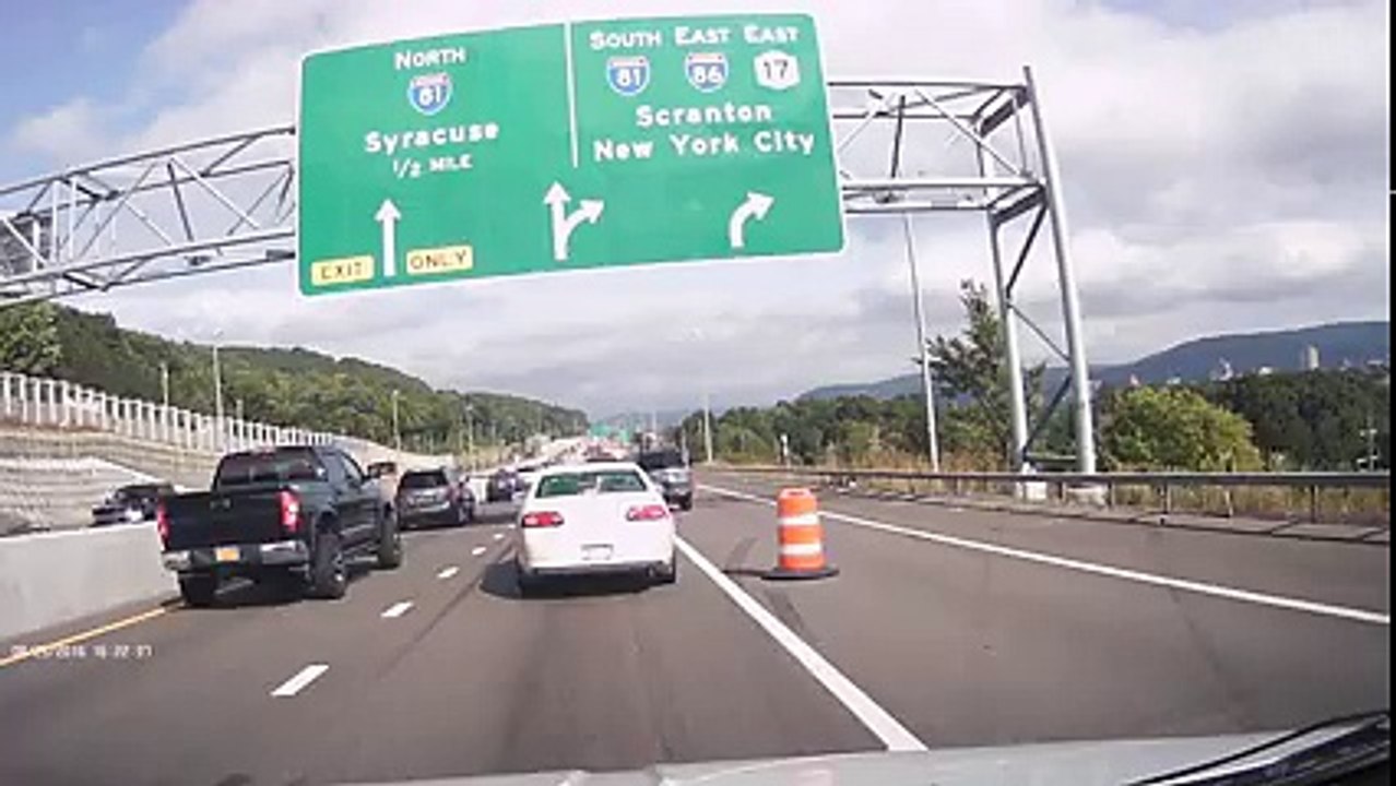 Une femme prise au piège par le feu sauvée par des automobilistes