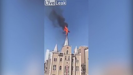 Çin'deki Bir Kilisenin Tepesindeki Haç, Esrarengiz Bir Şekilde Alev Alıdı