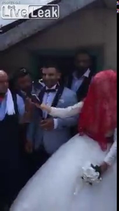 La mariée tire au revolver pour fêter son mariage !