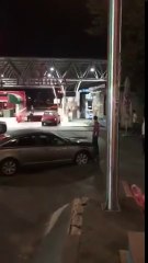 En voiture dans les escaliers pour échapper à la police !