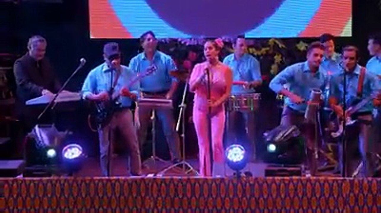 ✨ "Lindas rosas que florecerán".¿Te encanta su voz ? ¿Amas sus #OjitosHechiceros ? Regálale muchos likes () a #Estrellita. ¡Sigue viendo #TCMiCanal !